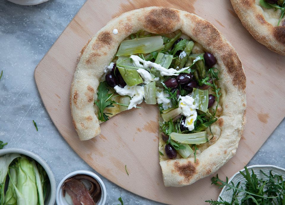 PIZZA CON ENDIVIAS, ANCHOAS, ACEITUNAS Y BURRATA