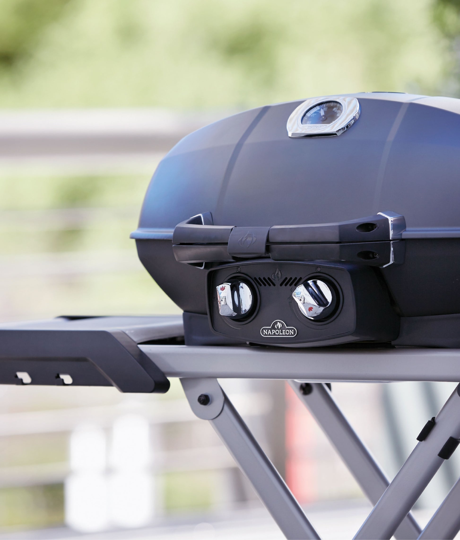 ASADOR PORTATIL TRAVELQ PRO825X - NAPOLEÓN - LACUISINEAPPLIANCES.CO